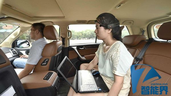 國內(nèi)首臺腦控汽車試跑 只用腦就能開車？
