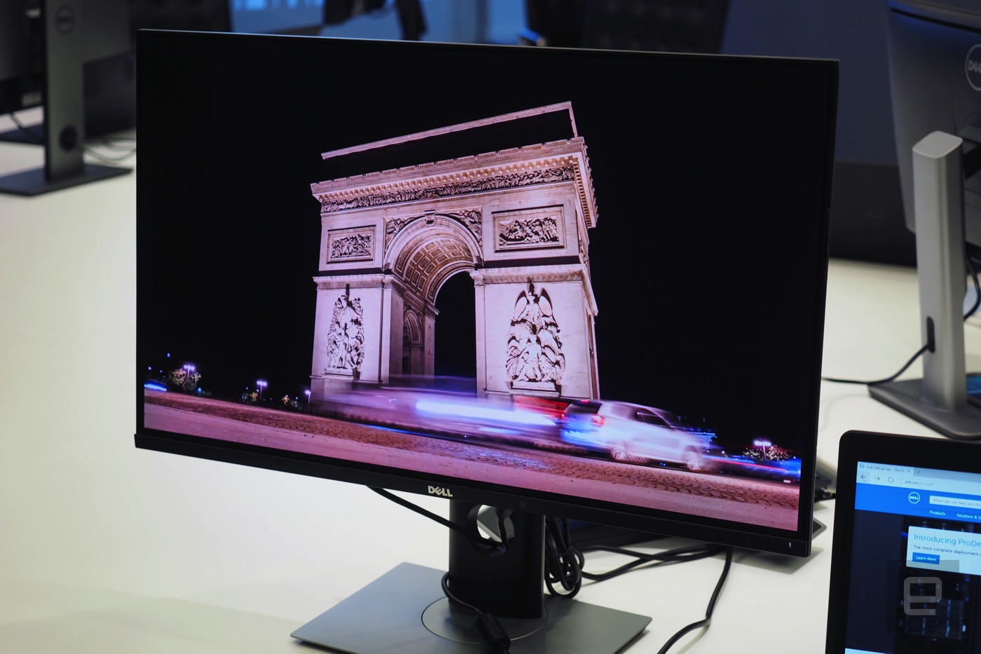 戴爾今年最「吸睛」的產(chǎn)品，是一臺 4K OLED 屏幕