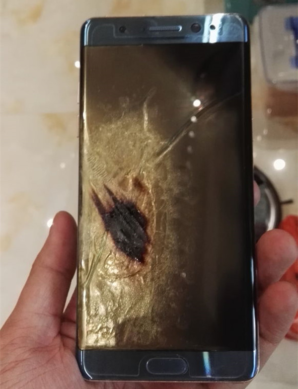 國行版也炸了！網(wǎng)友爆料玩Note 7時(shí)突然黑屏發(fā)生爆炸