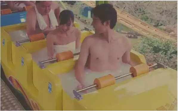 見過在旋轉(zhuǎn)木馬 過山車 摩天輪上泡溫泉的嗎？他們做到了