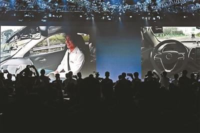 軋實線、違反限號，李彥宏乘無人車引發(fā)爭議