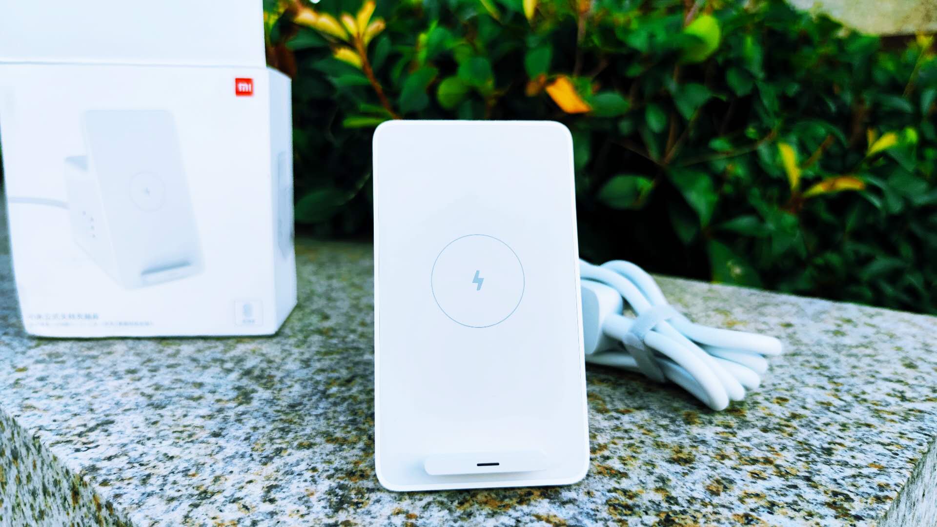 當(dāng)無線充與插座相結(jié)合，桌面充電需求一次搞定