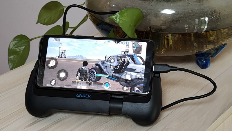 充電散熱兩不誤 - Anker  游戲手柄式移動(dòng)電源