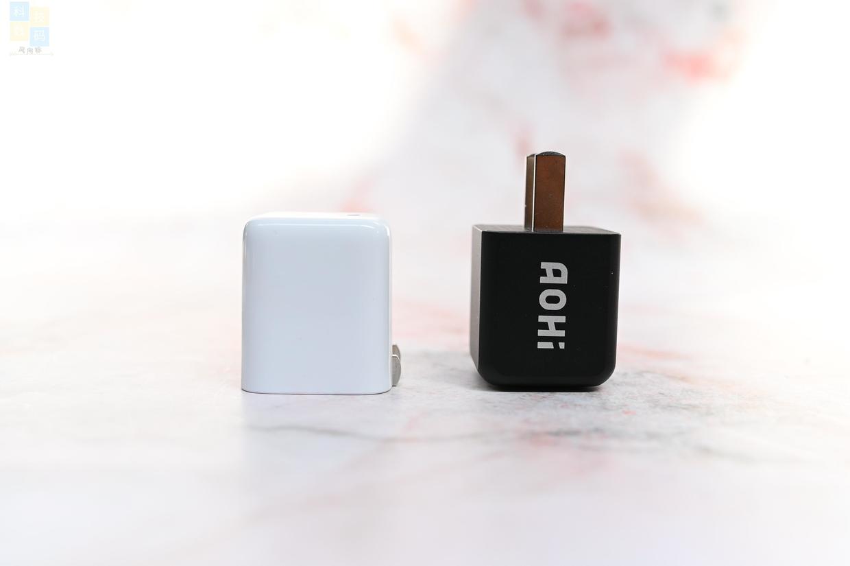 小巧精致的充電器，30W功率兼容更全面，AOHI 30W充電頭上手