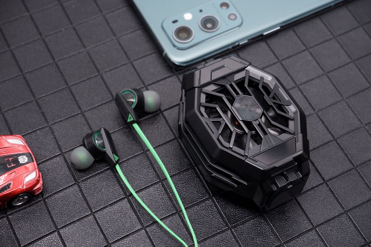 黑鯊冰封散熱背夾2Pro+圈鐵版游戲耳機(jī)，帶來(lái)完美手游體驗(yàn)