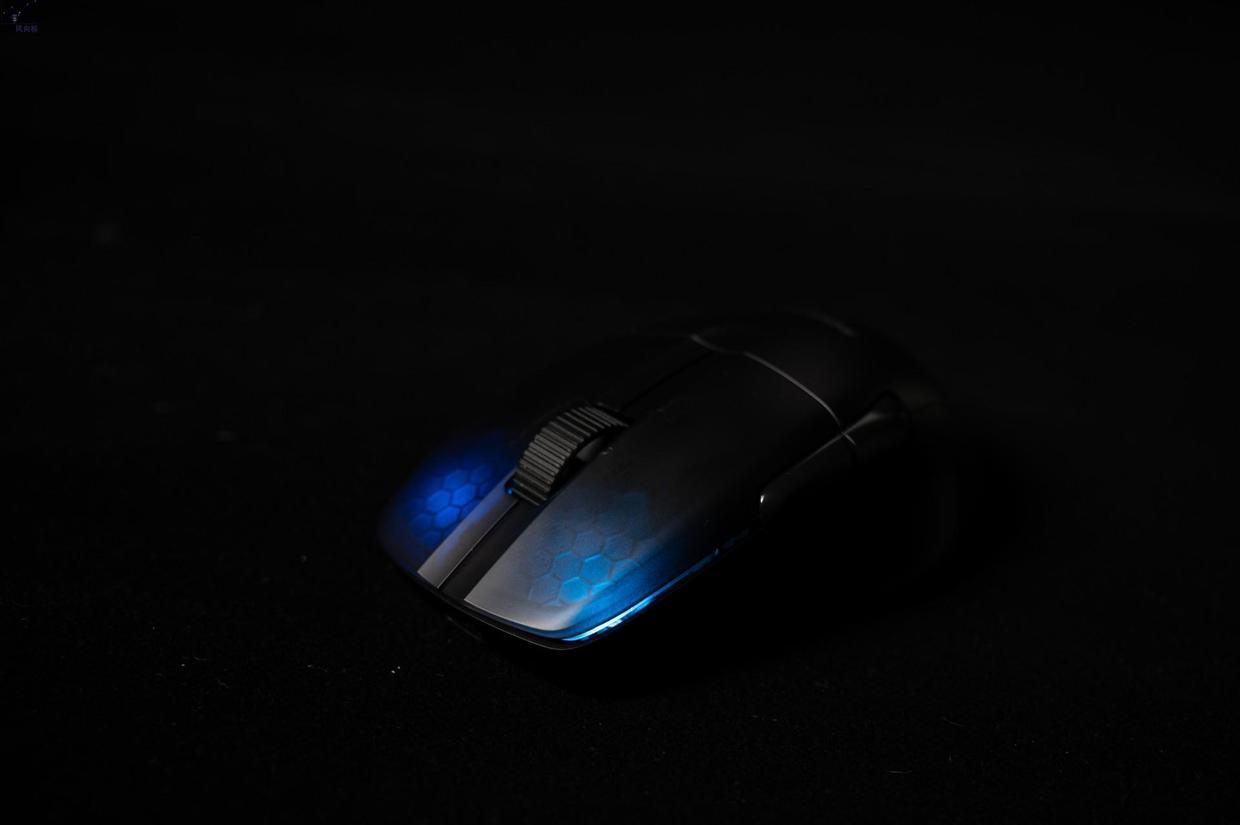操作更順滑的電競鼠標(biāo)，擁有100小時續(xù)航，KONE Pro Air上手