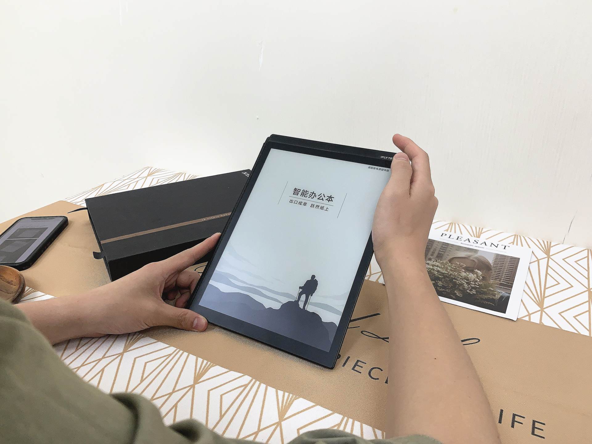 高效辦公利器，出口即能成章——科大訊飛智能辦公本X2