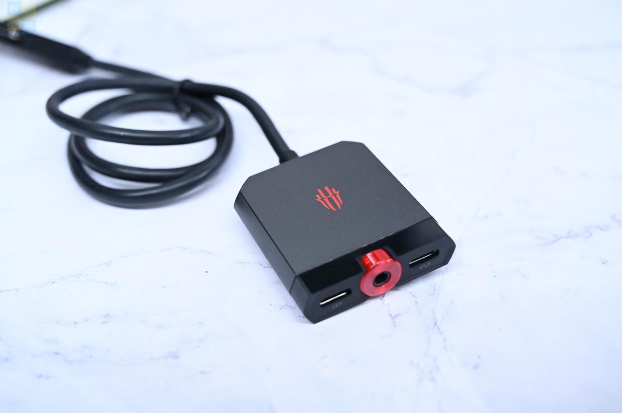 ?手游玩家的外設(shè)三車道，有線投屏充電連耳機(jī)，紅魔手游拓展塢上手