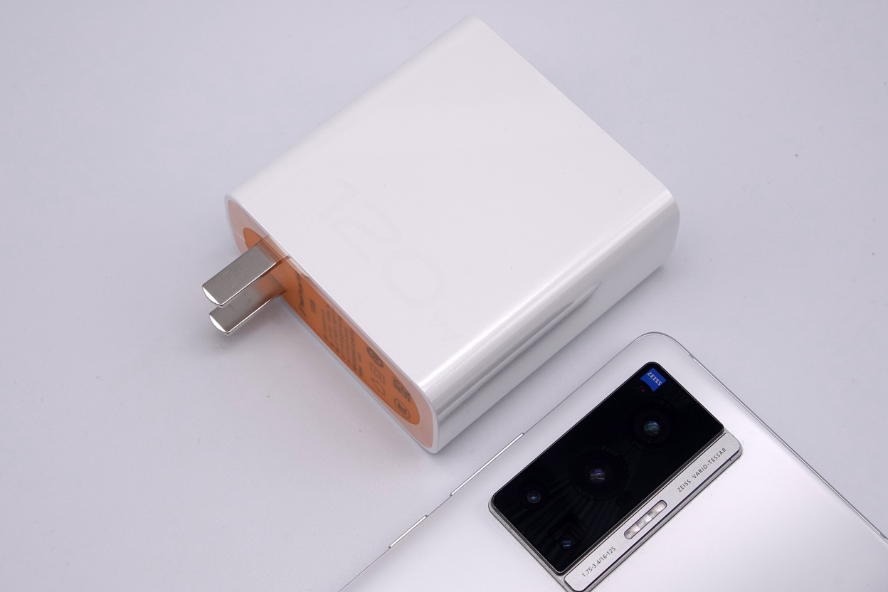 vivo系極速閃充推薦，iQOO 120W充電器套裝上手體驗(yàn)
