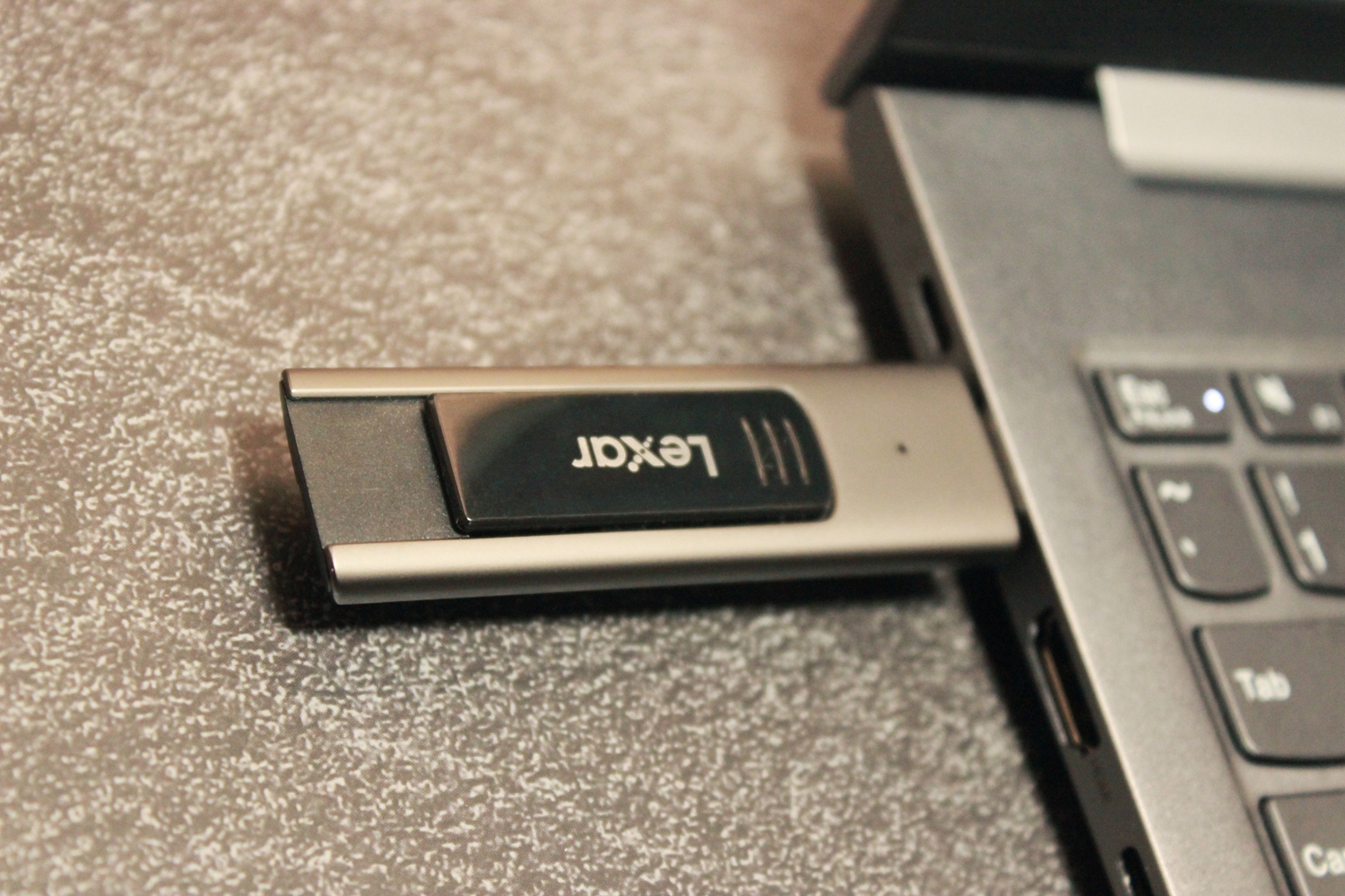 雷克沙M900 128GB USB3.1 Gen1 閃存盤，百元體驗高速存儲設備