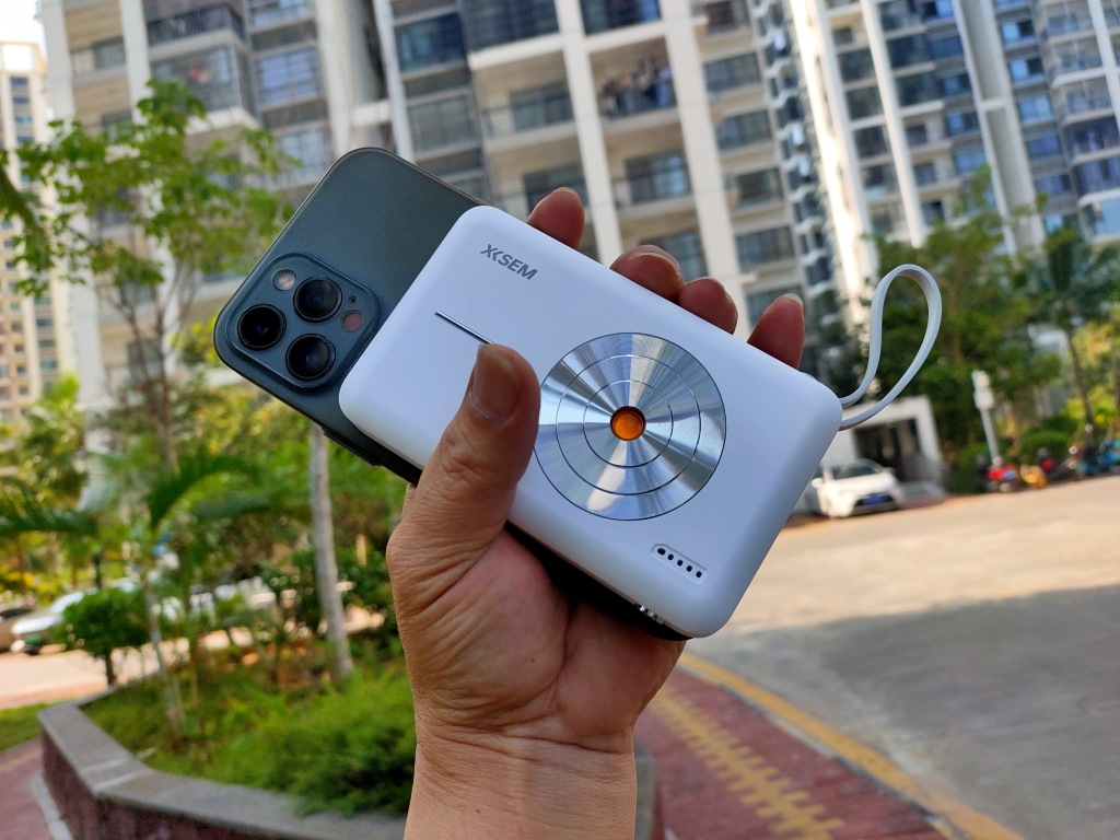外出攜帶西圣PB無(wú)線充電寶，前途就是詩(shī)和遠(yuǎn)方
